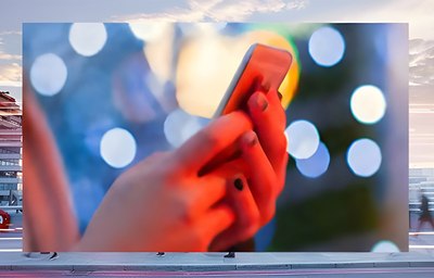 Foto eines in Händen gehaltenen Smartphones 