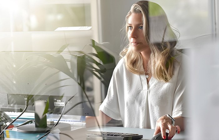 Foto einer arbeitenden Frau am Schreibtisch