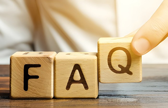 Foto des Wortes FAQ auf Holzwürfen
