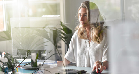 Arbeitende Frau in einem Büro